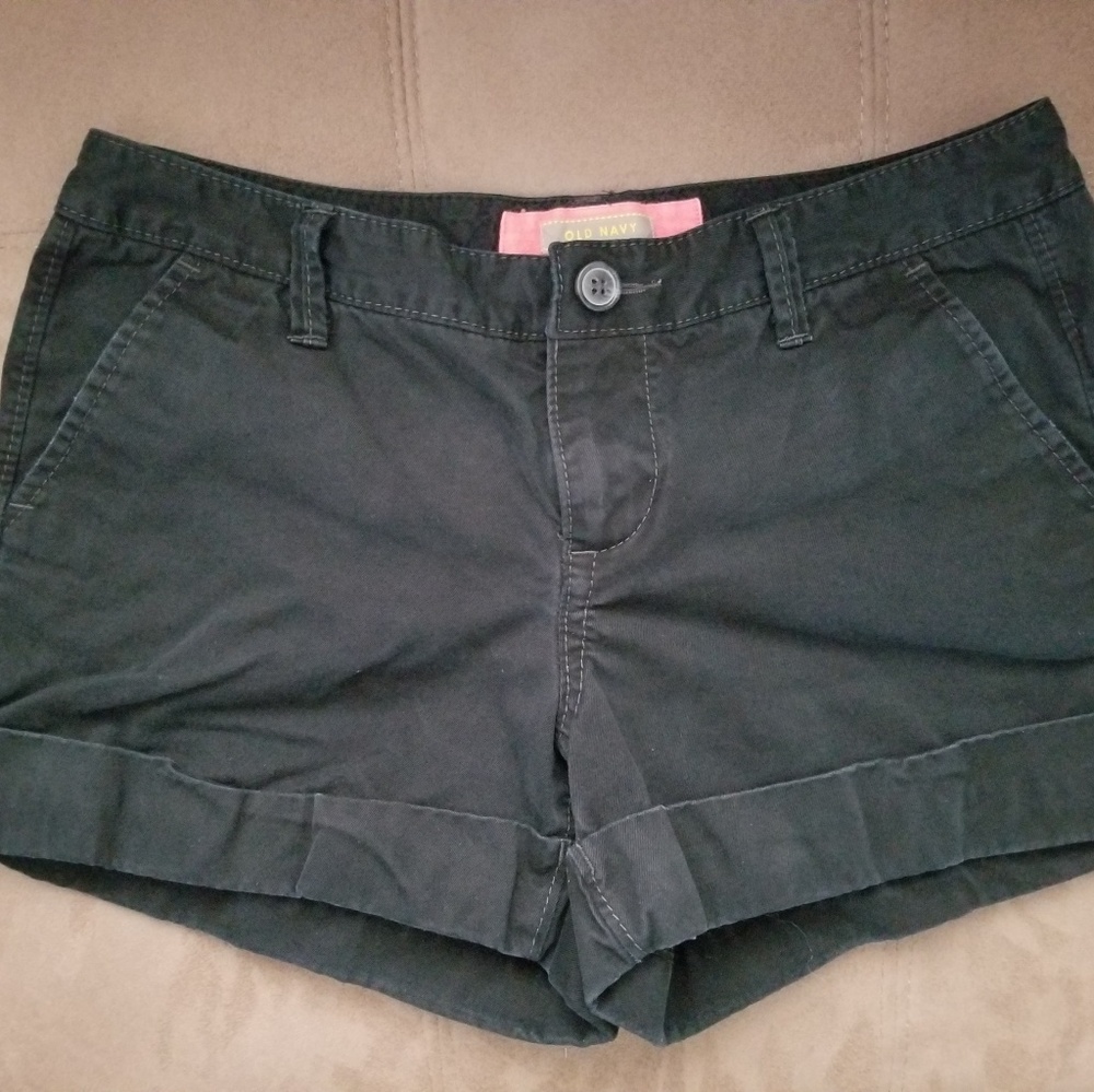 Old Navy (Wms-4) Black cuffed shorts